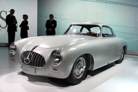 発表会場に飾られた、レーシングカーの「300SL」（1952年）。その誕生から2年後の1954年に、量産モデルの初代「SLクラス」が発売された。
