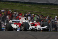 トヨタは、好調なティモ・グロックが8番グリッドからスタートするも、縁石に乗り上げた際のダメージによりリタイア。ヤルノ・トゥルーリ（写真）は手堅く、しかし前車に勝負をかける力はなく、5位完走。お膝元で華々しい活躍はならなかった。（写真＝Toyota）