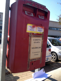 【写真10】まったく人が気付かない場所に、「投函しないでください」の張り紙が。実は「底なしポスト」だった！ 