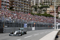 スタートでトップを守り、チームメイトのハミルトンと僅差の攻防戦を繰り広げたロズベルグ。途中、燃費に不安を抱えたがドライビングでカバーし、地元モナコで勝利した。ハミルトンの連勝を止め、ランキング1位の座も取り戻した。（Photo=Mercedes）
    