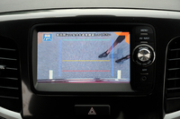 「ワゴンRスティングレー」のオプション装備である「スマートフォン連携ナビゲーション」に追加されたバックアイカメラ。車両後方を監視し、横方向から接近するものがあれば警告音と画面表示でドライバーに注意を促す。