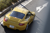 09年モデルから前後バンパーの形状は変更を受けたが、新旧2台を並べてみないと違いがわからないぐらいの小さな変化。