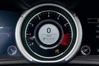 メーターはデジタル表示の単眼式で、数種類の表示デザインが用意される。