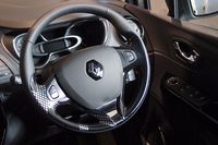 一部に装飾が施されたロザンジュ ステアリング。ベージュ サンドレ メタリックのモデルに装着される。