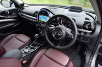 コックピットの様子。ステアリングホイールのスポーク部には、クルーズコントロールやカーオーディオの操作スイッチが並ぶ。