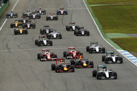 スタートでトップを奪ったのは予選2番手のハミルトン（先頭）。ポールシッターのロズベルグは加速が鈍く、2台のレッドブルに先を越された。（Photo=Mercedes）