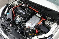 最高出力169ps（124kW）のモーターと、発電用モーター（ジェネレーター）、2リッター4気筒エンジンを組み合わせたパワーユニット。システム最高出力は199ps。