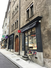 スイス・ジュネーブ旧市街にあるカランダッシュ直営店。毎年3月、モーターショーのあとのお楽しみである。