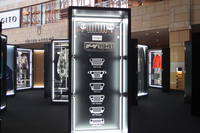 大屋根プラザに隣接するウェストウォーク吹き抜けにも、ファッションアイテムが展示される。