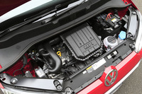 1リッター直3エンジン（75ps）はベース車と同じ。JC08モード燃費は約3％悪化している（25.9→25.2km/リッター）。