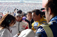 出走前の説明に耳を傾ける、新旧2人のF1ドライバー。