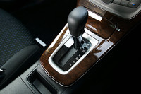 「G」グレードは、フロントドアやセンタークラスターに木目調の加飾パネルを採用。「S」と「X」はいずれもシルバー塗装となる。