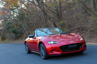 4代目ではさらなる軽量化が推し進められた。ボンネットやトランクリッドに加え、新型ではフロントフェンダー、ソフトトップのリンク、前後バンパーのレインフォースメントなどもアルミ化されている。