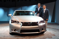 アメリカ・カリフォルニア州 ぺブルビーチで開催された発表会には、トヨタの豊田章男社長（写真右）も日本から駆けつけた。