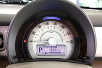 置時計をモチーフにしたという単眼式のメーター。文字が浮かんで見えるなど、細部まで凝ったデザインだ。
    