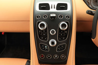 センターパネルの上部には、メインキーの“ドッキングステーション”とボタン型のシフトセレクターが並ぶ。その下には、エアコンとインフォテインメントシステム用のタッチスイッチが配置されている。