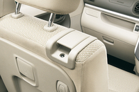 「助手席シートバックレバー」。右ショルダーのレバーはリクライニング、シートバックのレバーはスライド用。