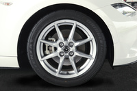 ホイールは「NR-A」のみシルバー塗装となる。「RS」と同様に前後とも大径ブレーキローターが装着されている。