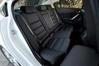 「アテンザセダンXDプロアクティブ」のリアシート。上級グレードの「Lパッケージ」には、マツダ車では初となる後席シートヒーターが採用された。
    