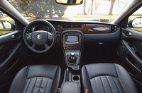 昨2003年のマイナーチェンジが、エステートにも反映される。
	 