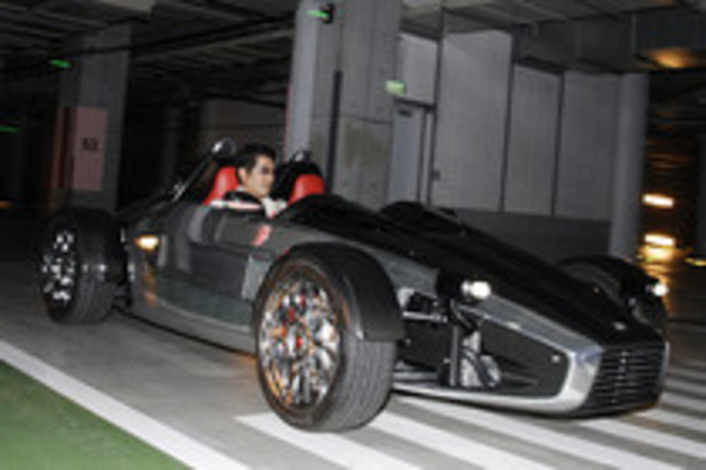 発表会場となったのは、都内ホテルの地下駐車場。「K.O 7」を運転するのはケン奥山氏。