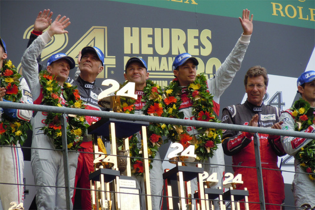 ポディウムで優勝を喜ぶ、No.2 アウディのドライバーたち。これでアウディは、2010年からのルマン4連覇を達成した。
    （photo＝Motoko Shimamura）