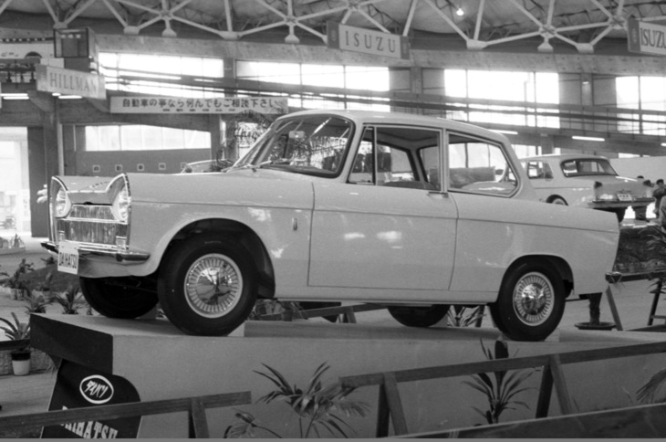 1961年の「第7回全日本自動車ショウ」に参考出品された「ダイハツ700」。これはスタンダード仕様で、ツートーン塗装が施された「デラックス」仕様も出展された。