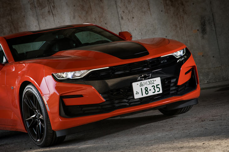 従来モデルからイメージが一新されたフロントマスク。中央部がブラックアウトされたバンパーは、アメリカではV8モデル「SS」専用のものだが、日本仕様では直4モデルもこの“顔”となる。