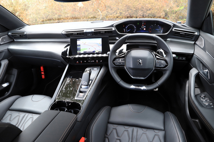 「i-Cockpit」と名付けられた運転席まわりで採用されている独自のデザイン。完全な円形ではなく、上下をフラットな形状とした小径のステアリングホイールや、その上に配置されているメーターパネルなどが特徴だ。