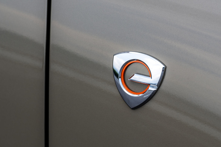 マツダMX-30ロータリーEV（フロントフェンダーのエンブレム）