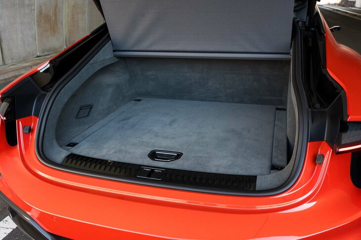 荷室容量は、試乗車の4シーター仕様が426リッター。5シーター仕様は509リッターで、後席をたたむと1388リッターまで拡張できる。これとは別に、フロントにも充電ケーブルなどをしまうのに便利な容量31リッターのトランクが備わっている。