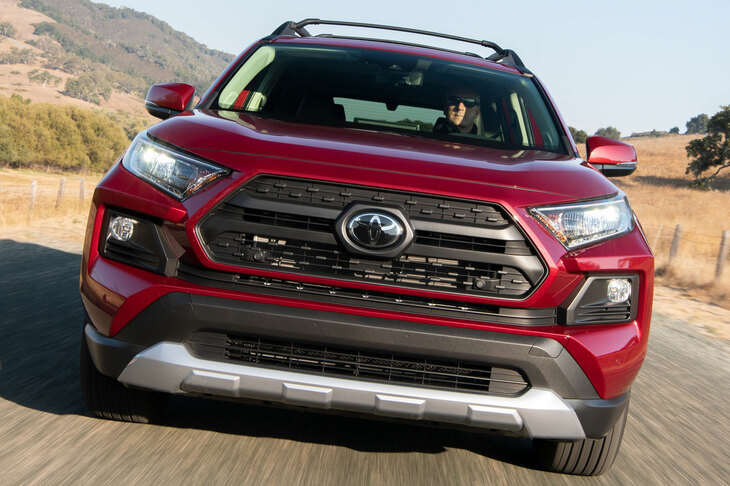 2019年に登場した5代目「RAV4」。見よ、このフロントマスクを！ それまでの流れから一転、オフロードテイストを前面に打ち出したデザインが衝撃的で、3年ぶりの日本導入もあって大いに話題を集めた。