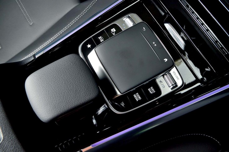インフォテインメントシステムの操作デバイスはセンターコンソールに集約されている。左前方（写真では上方）には走行モードのセレクターがレイアウトされている。