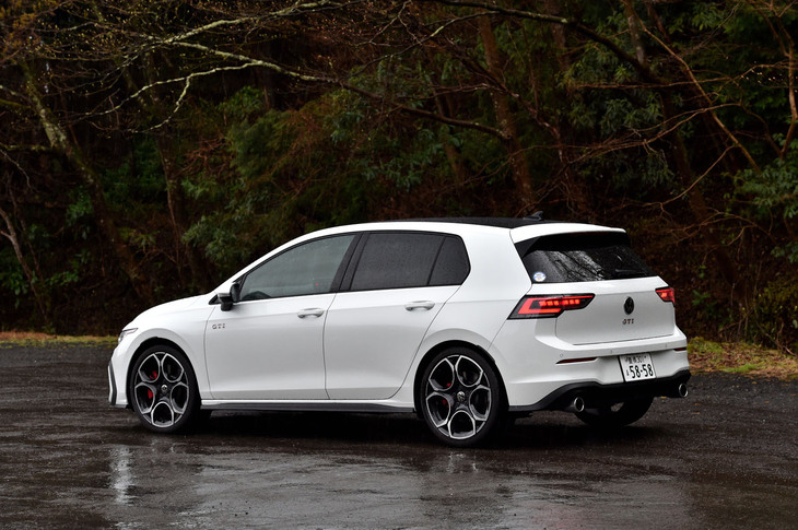 【フォルクスワーゲン・ゴルフGTIのスペック】
	ボディーサイズ：全長×全幅×全高＝4295×1790×1465mm／ホイールベース：2620mm／車重：1430kg／駆動方式：FF／エンジン：2リッター直4 DOHC 16バルブ ターボ／トランスミッション：7段AT／最高出力：265PS（195kW）/5250-6500rpm／最大トルク：370N・m（37.7kgf・m）/1600-4300rpm／タイヤ：（前）235/35R19 91Y XL／（後）235/35R19 91Y XL（ブリヂストン・ポテンザS005）／燃費：--km/リッター／価格：549万8000円
	
	【取材時の燃費データ】
	テスト距離：246.0km（市街地1：高速道路8：山岳路1）／使用燃料：24.9リッター（ハイオクガソリン）／参考燃費：9.9km/リッター（満タン法）／10.5km/リッター（車載燃費計計測値）