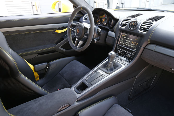 「ケイマンGT4」ノーマル仕様の室内。トランスミッションは6段MT。