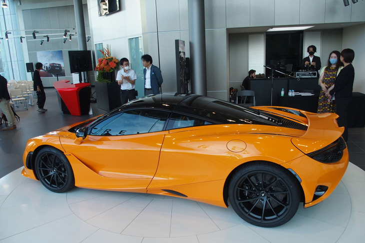 マクラーレン750S（サイドビュー）