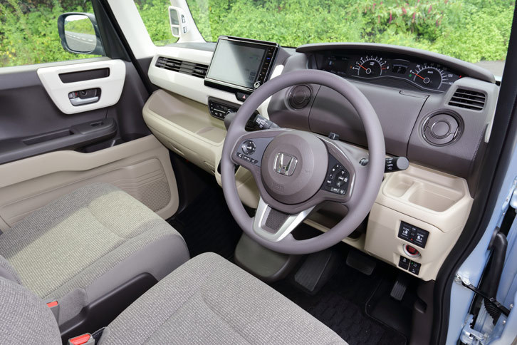 従来モデルのイメージを踏襲したエクステリアに対し、インテリアについてはデザインを一新。インストゥルメントパネルまわりは、ステアリングホイールの上からメーターを見るようにレイアウトが変更された。