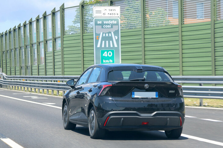 「MG4エレクトリック」。同ブランドにおけるトップセラーでガソリンエンジンの「ZS」と同様に、頻繁に見かけるモデルだ。