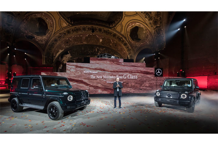 新型「メルセデス・ベンツGクラス」発表会の様子。2台のGクラスの間に立つのは、ダイムラーのディーター・ツェッツェ会長。
