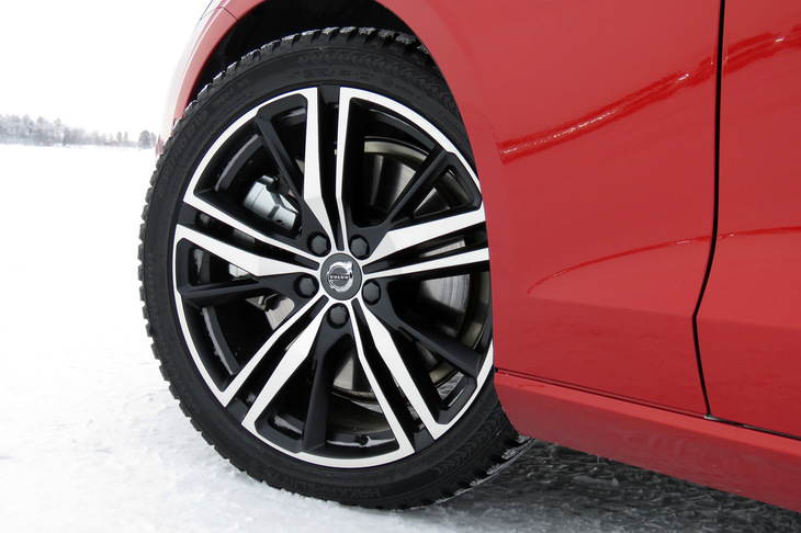 試乗車には235/40R19サイズのスタッド（スパイク）タイヤ「ノキアン・ハッカペリッタ8」が装着されていた。