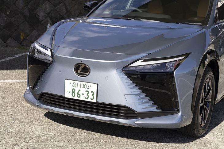 最近のレクサスらしく、マイナーチェンジでも外観の変更はなし。フロントのデザインコンセプトは従来どおりの「スピンドルボディー」で、「どこがスピンドル？」という方はボンネットまでつなげて見ていただきたい。