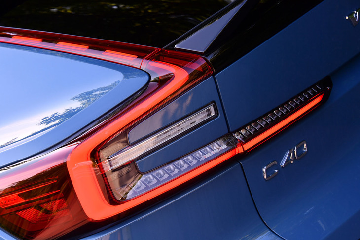 【ボルボC40リチャージ ツイン】
	ボディーサイズ：全長×全幅×全高＝4440×1875×1595mm／ホイールベース：2700mm／車重：2160kg／駆動方式：4WD／フロントモーター：交流同期電動機／リアモーター：交流同期電動機／フロントモーター最高出力：204PS（150kW）/4350-1万3900rpm／フロントモーター最大トルク：330N・m（33.7kgf・m）/0-4350rpm／リアモーター最高出力：204PS（150kW）/4350-1万3900rpm／リアモーター最大トルク：330N・m（33.7kgf・m）/0-4350rpm／システム最高出力：408PS（300kW）／システム最大トルク：660N・m（67.3kgf・m）／タイヤ：（前）235/45R20 100V XL／（後）255/40R20 101V XL（ピレリPゼロELECT）／一充電走行距離：485km（WLTCモード）／交流電力量消費率：187Wh/km／価格：719万円
	
	【取材時の燃費データ】
	テスト距離：264.0km（市街地2：高速道路6：山岳路2）／消費電力量：--kWh／参考電力消費率：5.7km/kWh（車載電費計計測値）