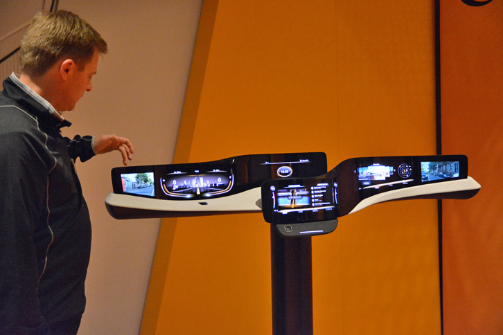 コンチネンタルが提案するインパネ全面形のディスプレイ。左右両端にはサイドミラー代わりの表示部がある。