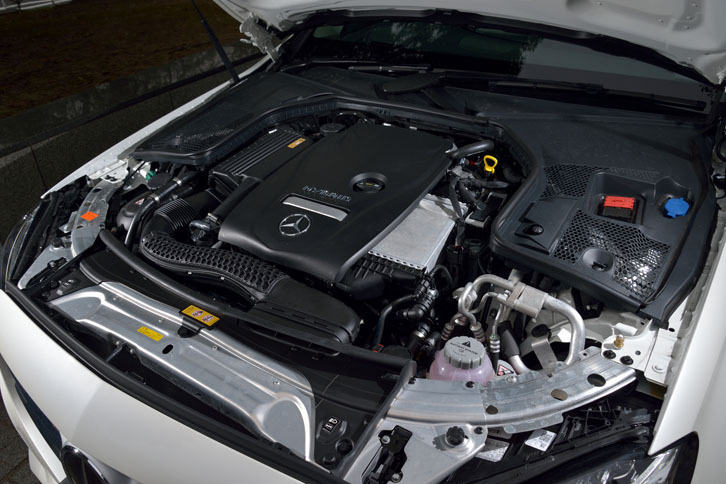 「C350eアバンギャルド」のエンジンルーム。「C250スポーツ」と同じ最高出力211psの2リッター直4ターボエンジンに、電気モーターが組み合わされる。なお車重は、C250スポーツ比で230kg増しの1830kg。