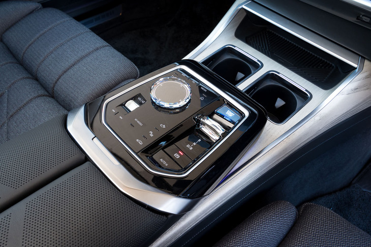 センターコンソールのiDriveコントローラーやボリュームダイヤル、シフトセレクターもクリスタルだ。