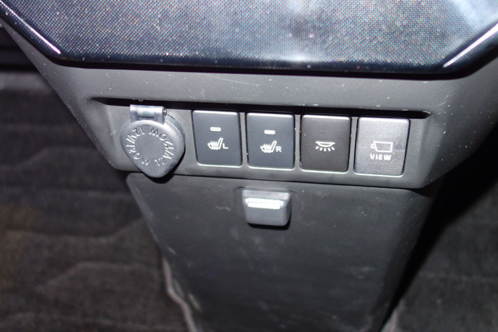 センターコンソールの下部にはシートヒーターなどのスイッチが備わる。さらにその下は脱着式のセンターダストボックス。