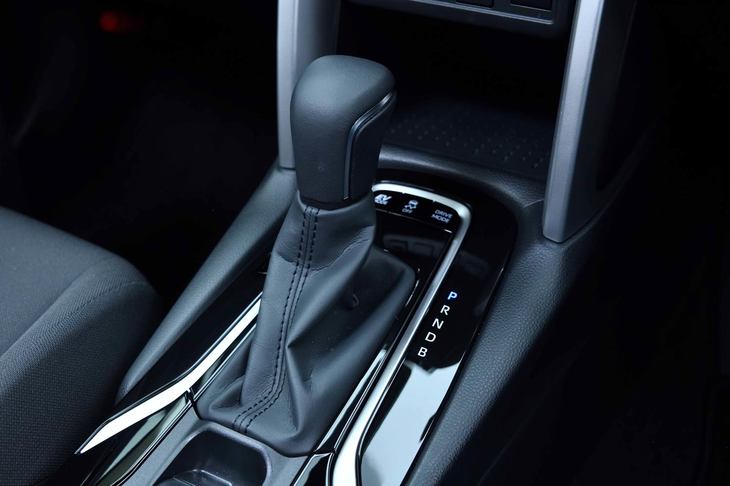 シフトブーツは本革巻き。レバーの前方に走行モードのセレクトスイッチがレイアウトされている。