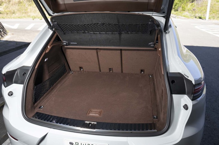 荷室の容量は5人乗車時で500リッター。後席を倒すことで最大1440リッターにまで拡大できる。