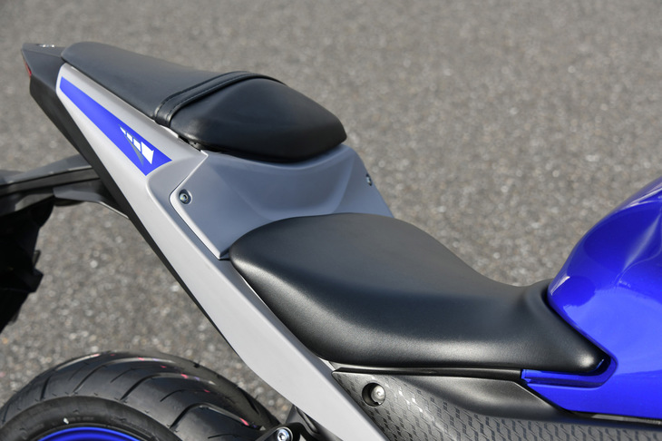 シート高は780mmで、スリムな車体形状とも相まって足つき性は良好。車重は170kgと軽く、フルカウルのスーパースポーツでありながら痛痒（つうよう）なく日常使いできる。