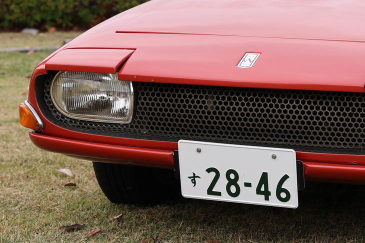 セミリトラクタブルライトの「まぶた」を上げた状態。異形のヘッドライト本体は「いすゞ・ベレットBタイプ」用。